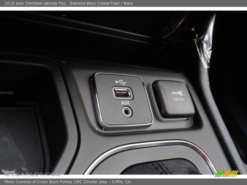 Diamond Black Crystal Pearl / Black 2019 Jeep Cherokee Latitude Plus