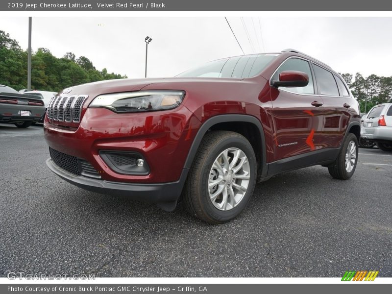 Front 3/4 View of 2019 Cherokee Latitude