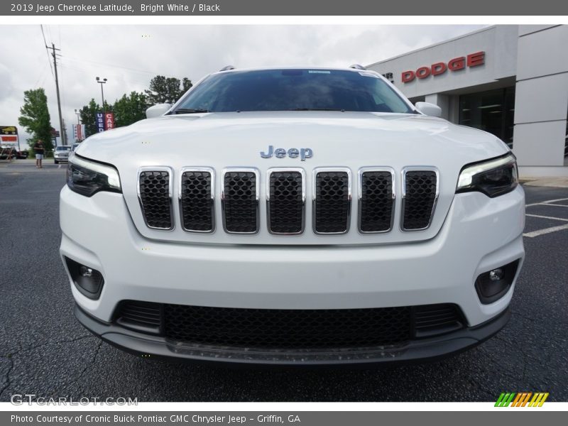 Bright White / Black 2019 Jeep Cherokee Latitude