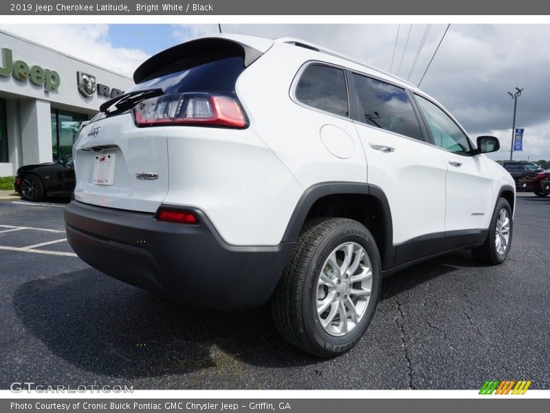 Bright White / Black 2019 Jeep Cherokee Latitude