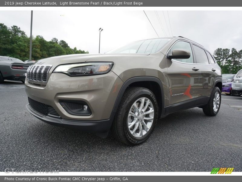 Front 3/4 View of 2019 Cherokee Latitude