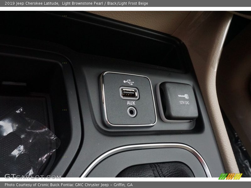 Light Brownstone Pearl / Black/Light Frost Beige 2019 Jeep Cherokee Latitude