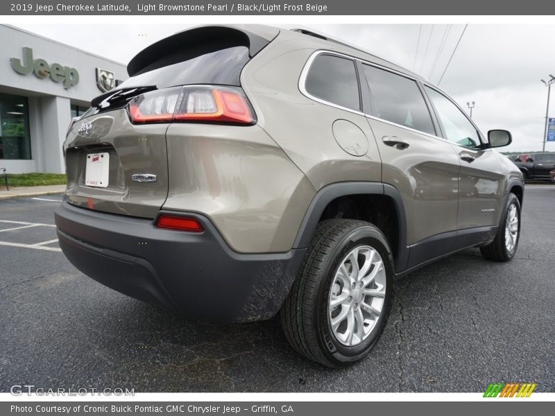 Light Brownstone Pearl / Black/Light Frost Beige 2019 Jeep Cherokee Latitude