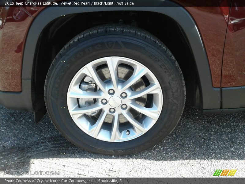 Velvet Red Pearl / Black/Light Frost Beige 2019 Jeep Cherokee Latitude