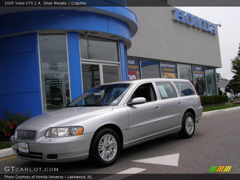 Silver Metallic / Graphite 2005 Volvo V70 2.4