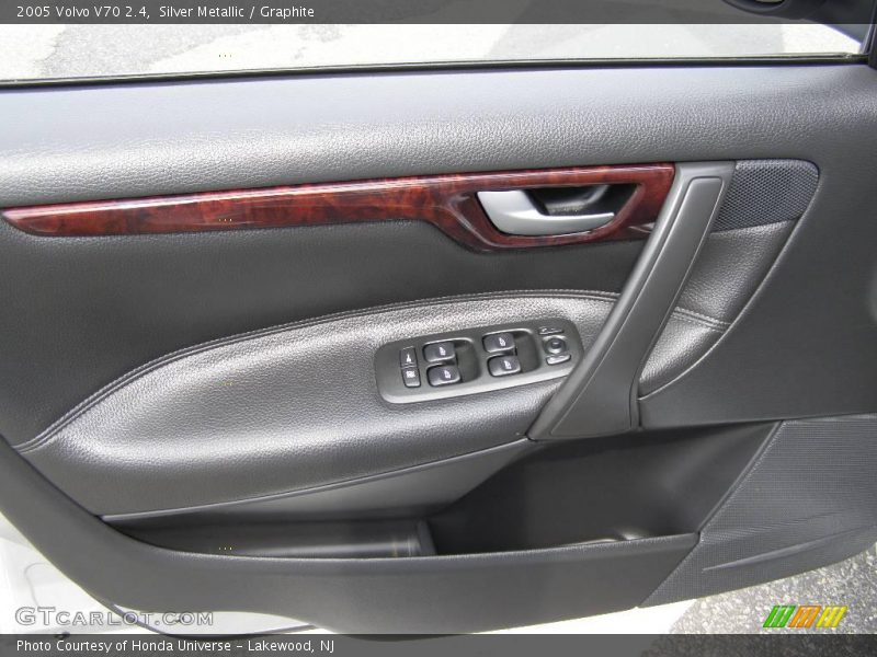 Silver Metallic / Graphite 2005 Volvo V70 2.4
