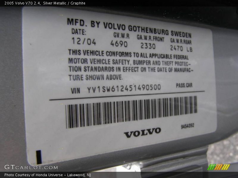 Silver Metallic / Graphite 2005 Volvo V70 2.4