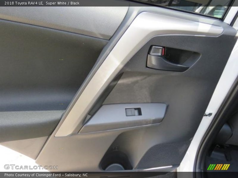Super White / Black 2018 Toyota RAV4 LE