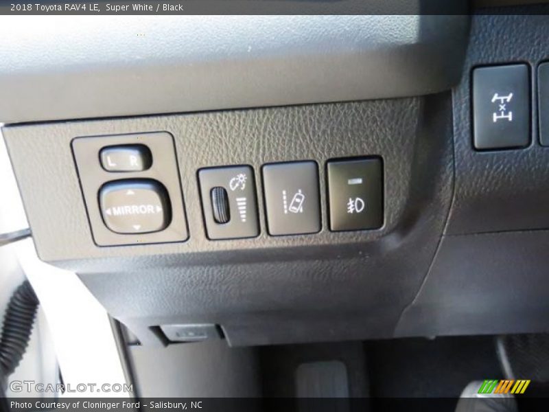 Super White / Black 2018 Toyota RAV4 LE