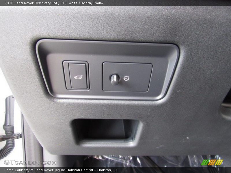 Fuji White / Acorn/Ebony 2018 Land Rover Discovery HSE