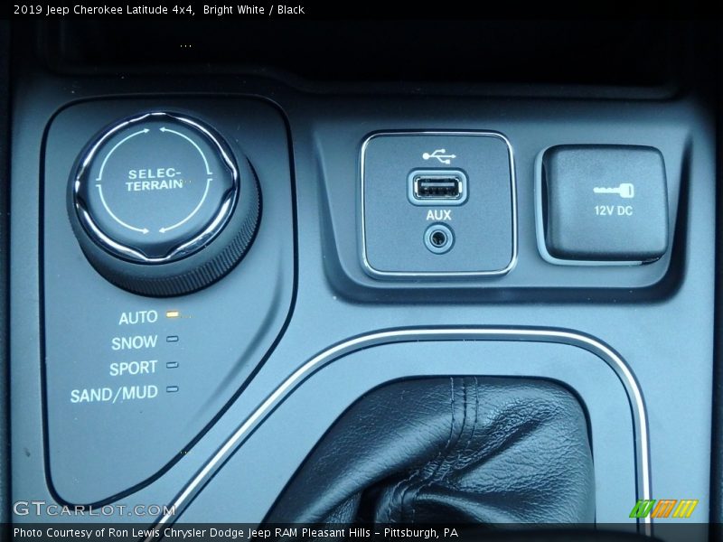 Bright White / Black 2019 Jeep Cherokee Latitude 4x4