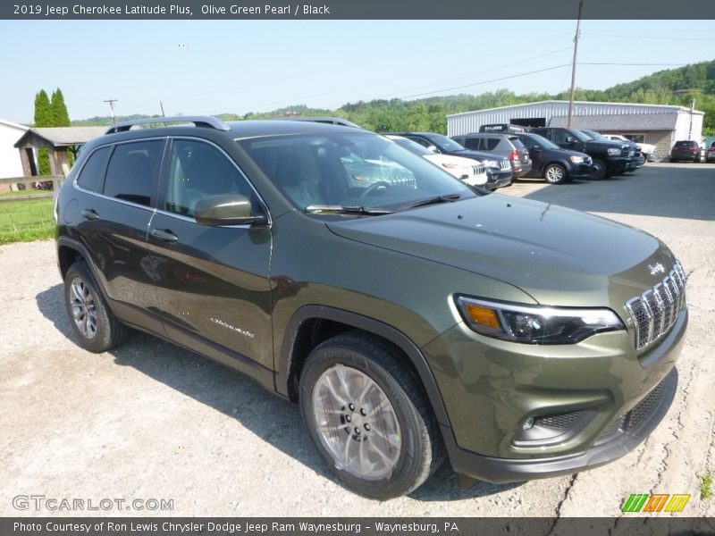 Front 3/4 View of 2019 Cherokee Latitude Plus