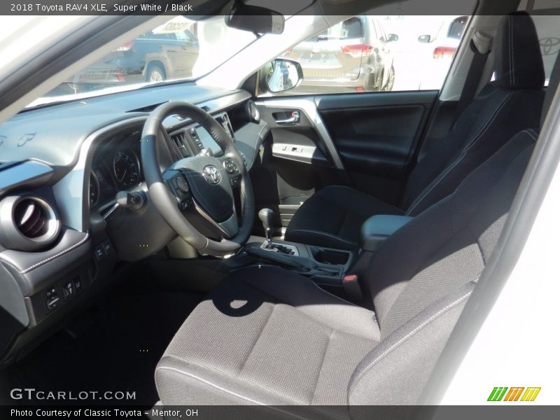 Super White / Black 2018 Toyota RAV4 XLE