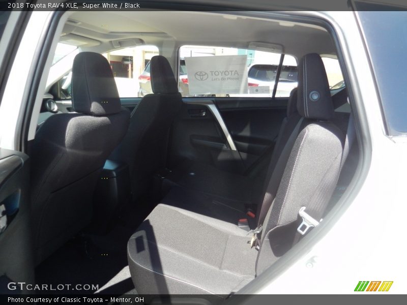 Super White / Black 2018 Toyota RAV4 XLE