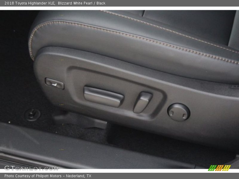 Blizzard White Pearl / Black 2018 Toyota Highlander XLE