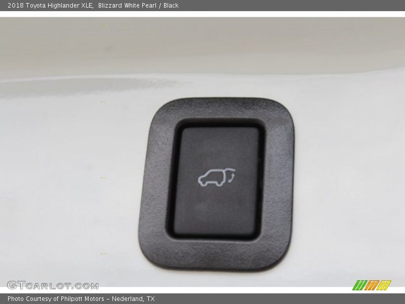 Blizzard White Pearl / Black 2018 Toyota Highlander XLE