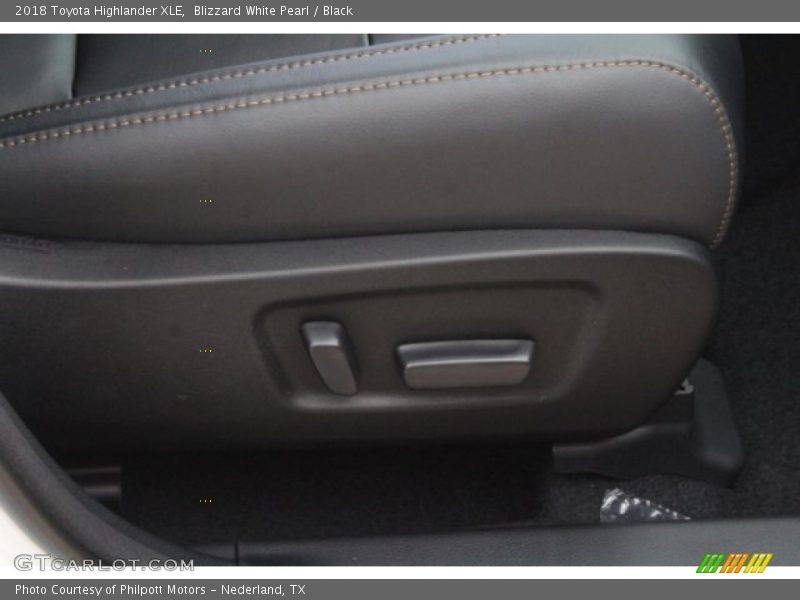 Blizzard White Pearl / Black 2018 Toyota Highlander XLE