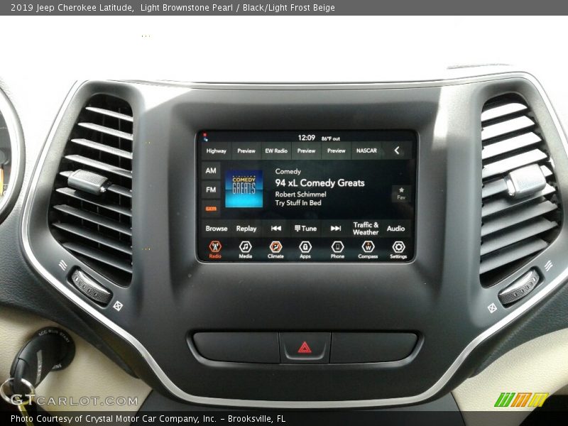 Light Brownstone Pearl / Black/Light Frost Beige 2019 Jeep Cherokee Latitude