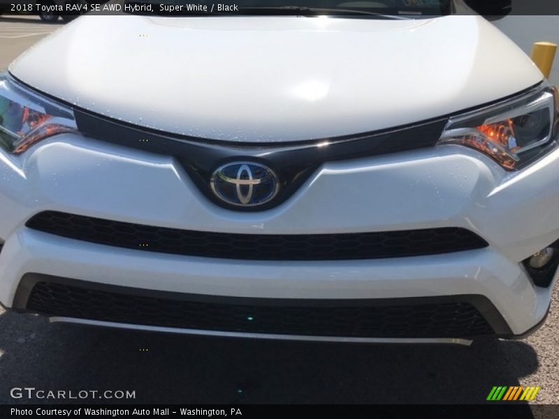 Super White / Black 2018 Toyota RAV4 SE AWD Hybrid