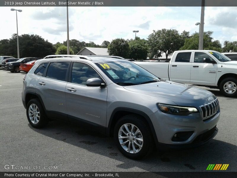 Front 3/4 View of 2019 Cherokee Latitude