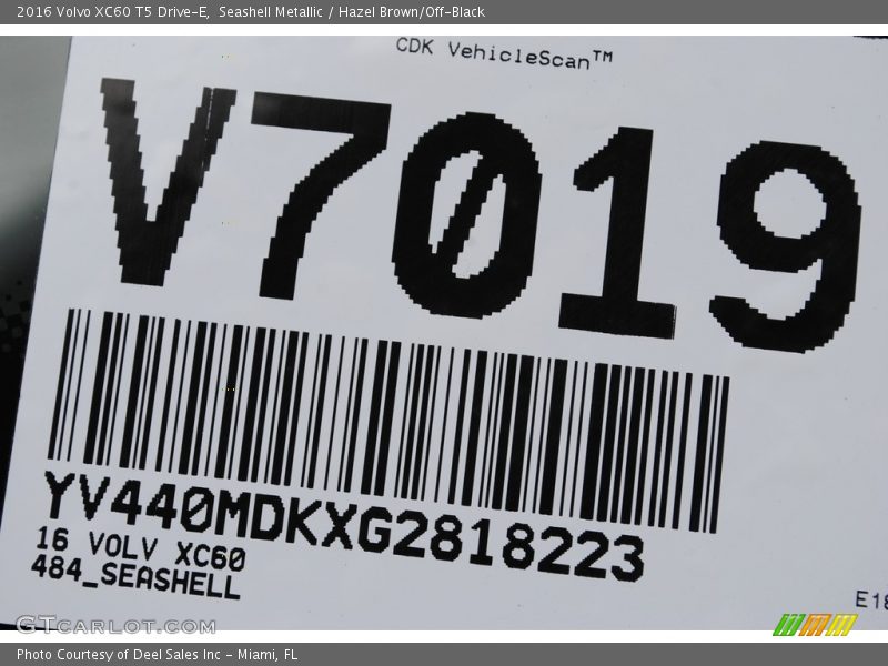 Seashell Metallic / Hazel Brown/Off-Black 2016 Volvo XC60 T5 Drive-E