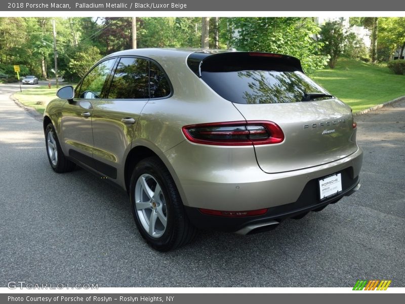 Palladium Metallic / Black/Luxor Beige 2018 Porsche Macan