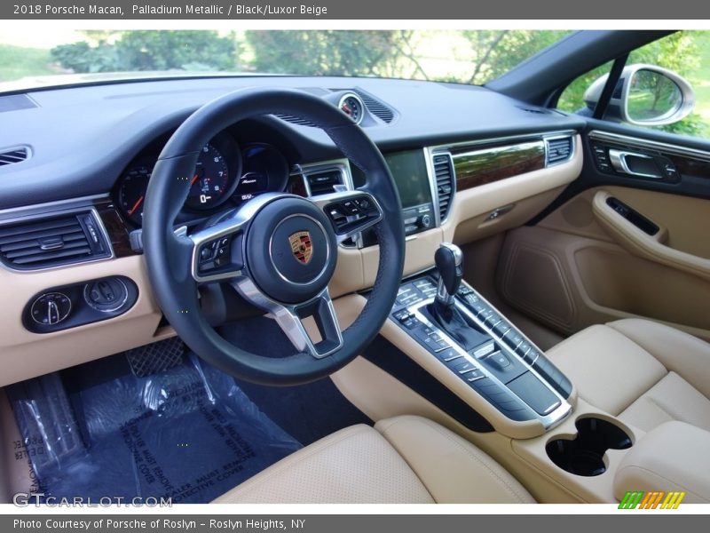  2018 Macan  Black/Luxor Beige Interior