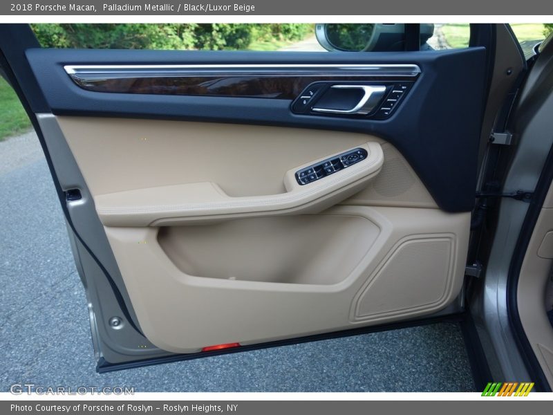 Door Panel of 2018 Macan 