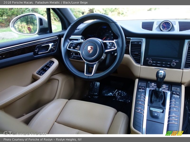 Palladium Metallic / Black/Luxor Beige 2018 Porsche Macan