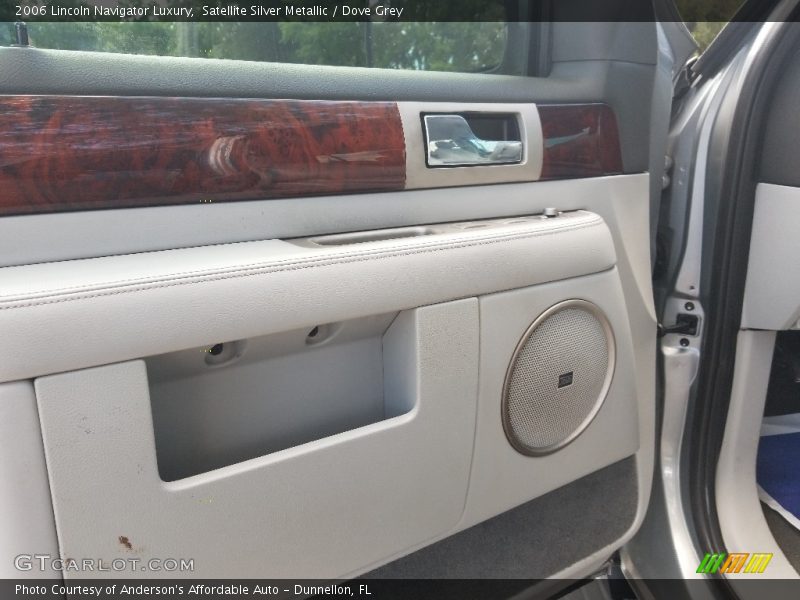 Satellite Silver Metallic / Dove Grey 2006 Lincoln Navigator Luxury