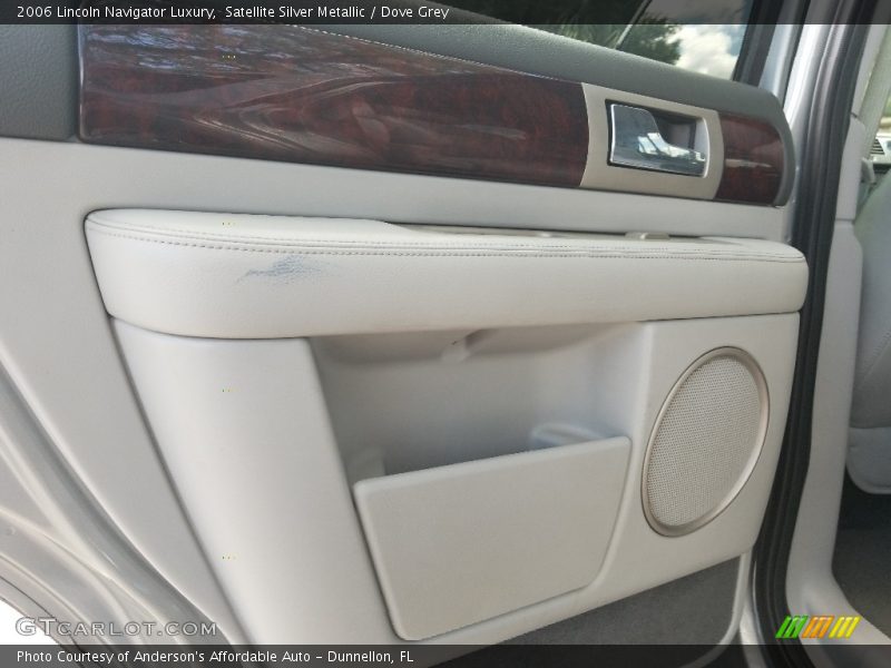 Satellite Silver Metallic / Dove Grey 2006 Lincoln Navigator Luxury