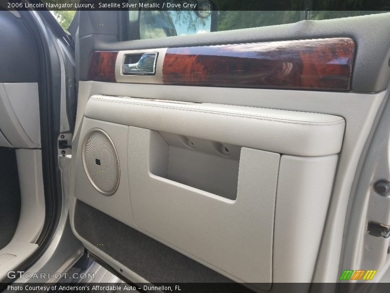 Satellite Silver Metallic / Dove Grey 2006 Lincoln Navigator Luxury