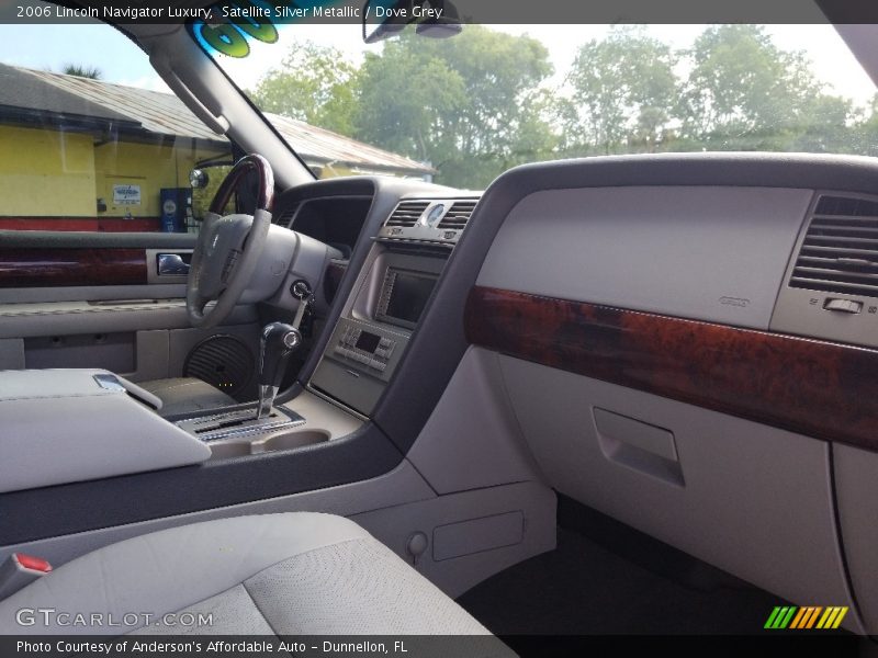 Satellite Silver Metallic / Dove Grey 2006 Lincoln Navigator Luxury