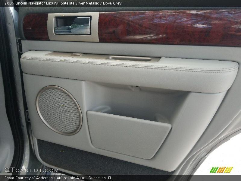 Satellite Silver Metallic / Dove Grey 2006 Lincoln Navigator Luxury