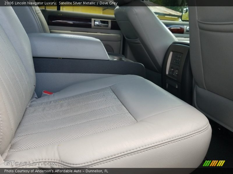 Satellite Silver Metallic / Dove Grey 2006 Lincoln Navigator Luxury