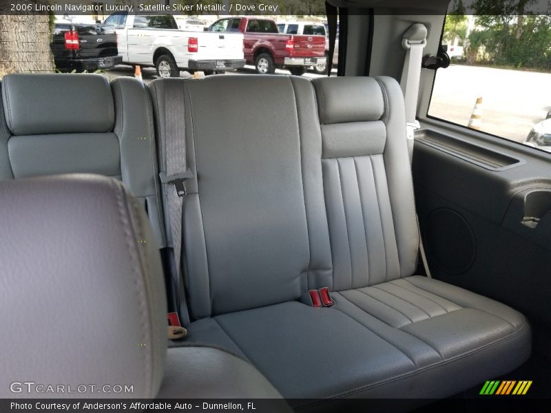 Satellite Silver Metallic / Dove Grey 2006 Lincoln Navigator Luxury