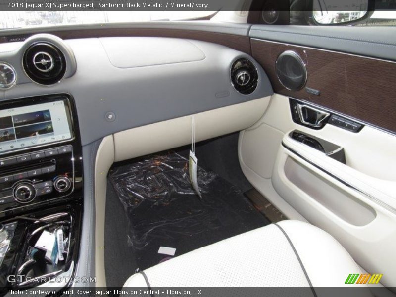 Santorini Black Metallic / Mineral/Ivory 2018 Jaguar XJ Supercharged