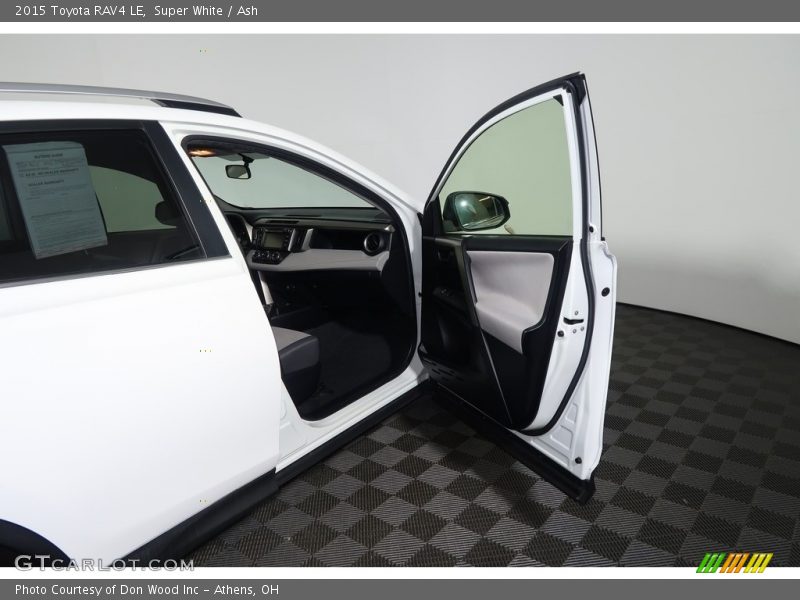 Super White / Ash 2015 Toyota RAV4 LE