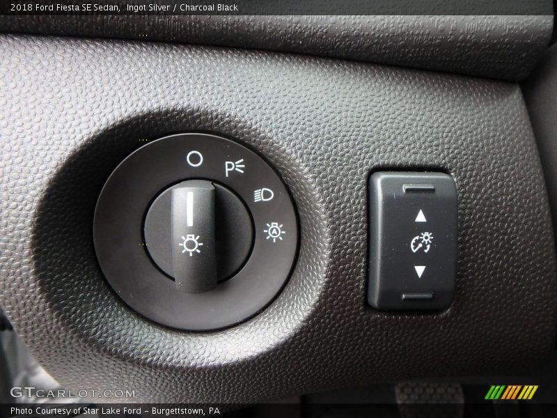 Ingot Silver / Charcoal Black 2018 Ford Fiesta SE Sedan