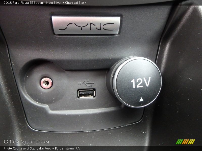 Ingot Silver / Charcoal Black 2018 Ford Fiesta SE Sedan