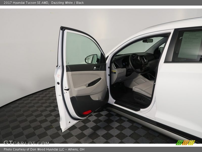 Dazzling White / Black 2017 Hyundai Tucson SE AWD