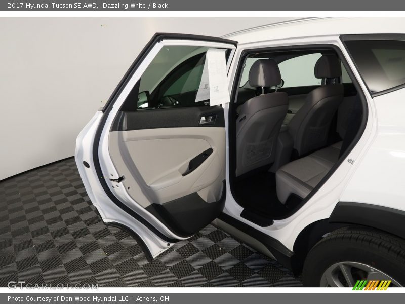 Dazzling White / Black 2017 Hyundai Tucson SE AWD