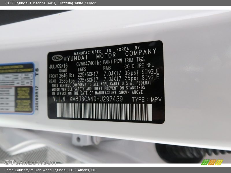 Dazzling White / Black 2017 Hyundai Tucson SE AWD