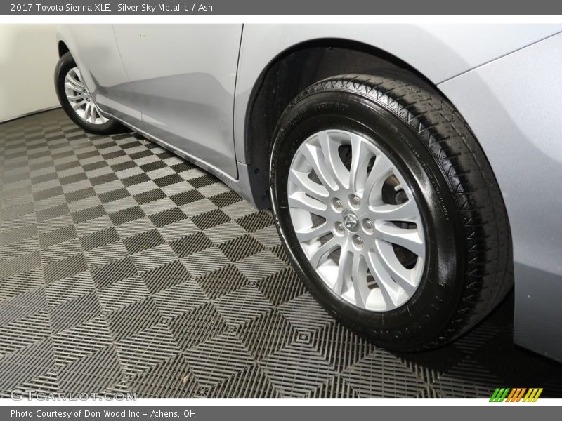 Silver Sky Metallic / Ash 2017 Toyota Sienna XLE