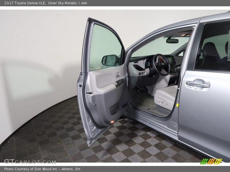 Silver Sky Metallic / Ash 2017 Toyota Sienna XLE