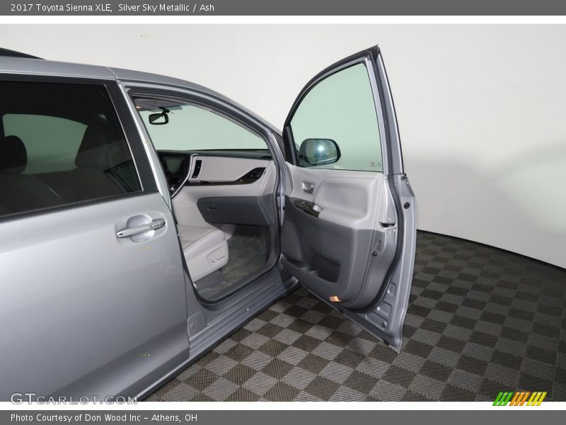 Silver Sky Metallic / Ash 2017 Toyota Sienna XLE