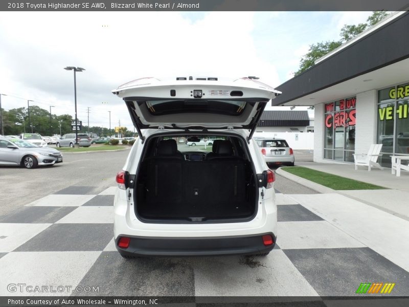 Blizzard White Pearl / Almond 2018 Toyota Highlander SE AWD
