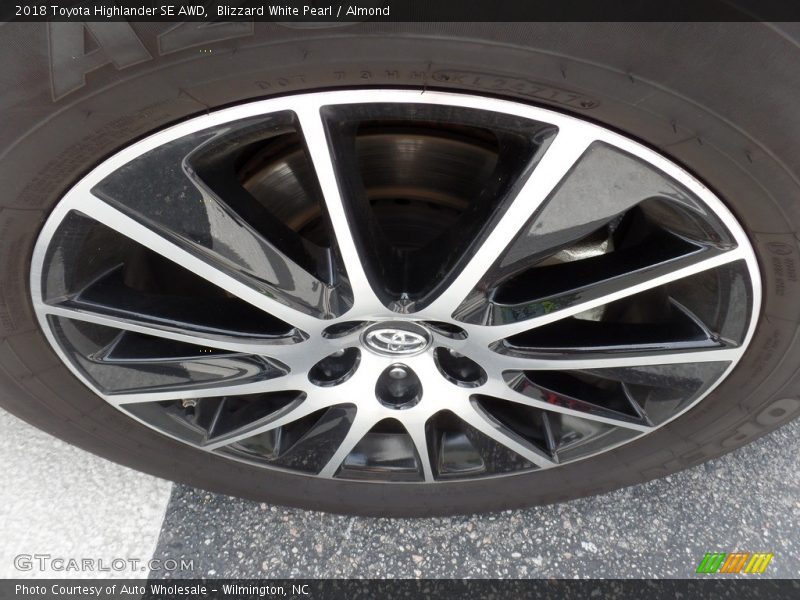 Blizzard White Pearl / Almond 2018 Toyota Highlander SE AWD