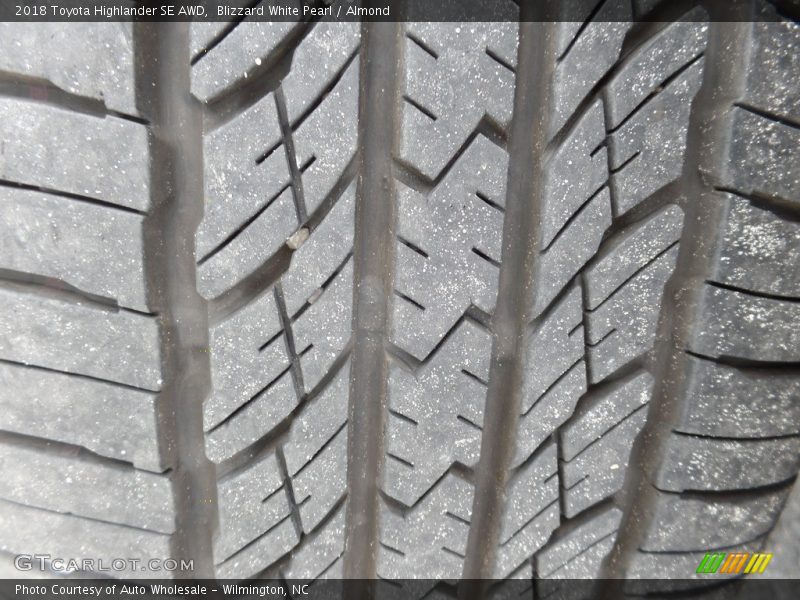 Blizzard White Pearl / Almond 2018 Toyota Highlander SE AWD
