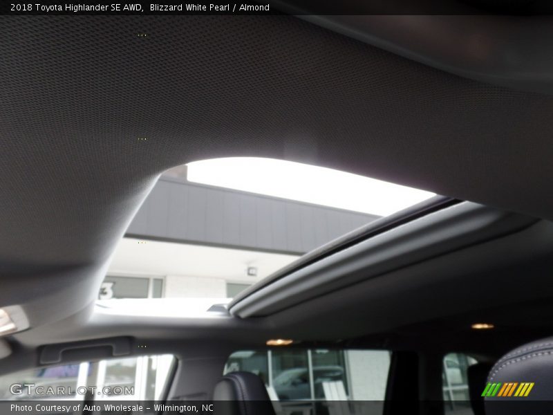 Blizzard White Pearl / Almond 2018 Toyota Highlander SE AWD